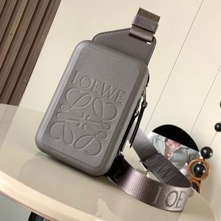 最新でオシャレロエベ パチモン Molded Sling カーフスキン スリングバッグ loo15477